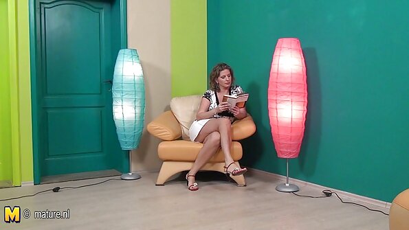 Dulce nyashka cere bani pentru masa de film xxx cu mature prânz, dar ea trebuie să încerce din greu